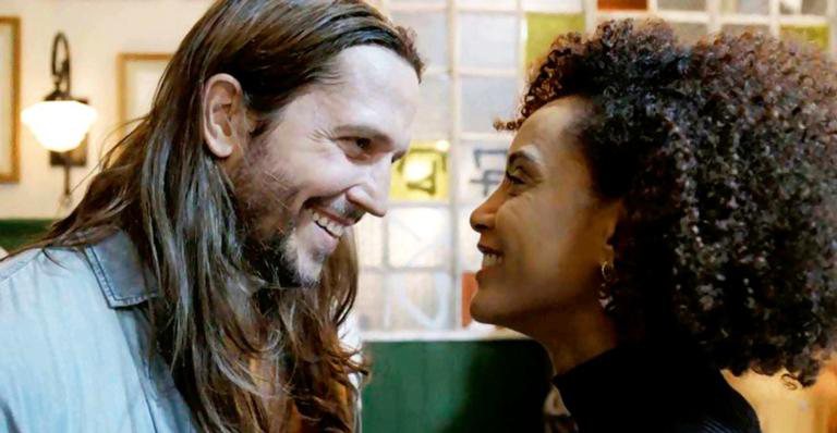 Vitória e Davi passam a noite juntos em 'Amor de Mãe' - TV Globo