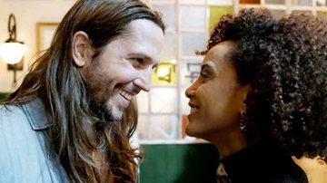 Vitória e Davi passam a noite juntos em 'Amor de Mãe' - TV Globo