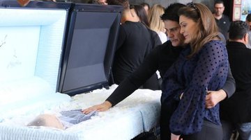 Cesar Filho e esposa se despedem de Gugu Liberato - Francisco Cepeda/AgNews