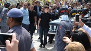 João Augusto leva caixão do pai até caminhão de bombeiros - AgNews
