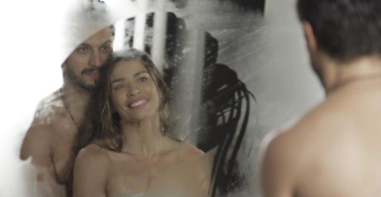 Paloma (Grazi Massafera) e Marcos (Romulo Estrela) se admiram no espelho depois do banho - Globo