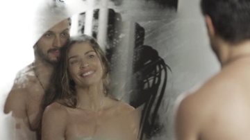 Paloma (Grazi Massafera) e Marcos (Romulo Estrela) se admiram no espelho depois do banho - Globo