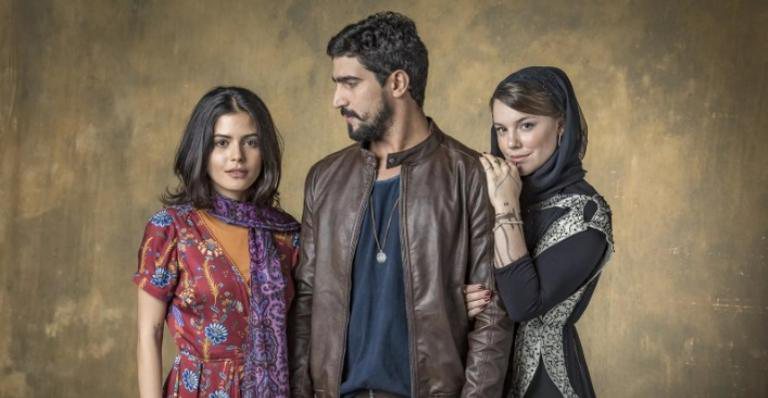 Laila (Julia Dalavia), Jamil (Renato Góes) e Dalila (Alice Wegmann) em 'Órfãos da Terra' - Paulo Belote/TV Globo