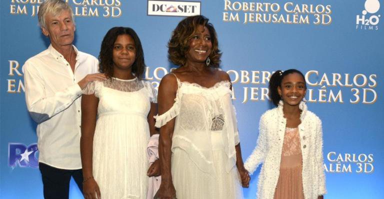 Glória Maria com o namorado e as filhas na pré-estreia do filme de Roberto Carlos - Cristina Granato