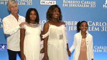 Glória Maria com o namorado e as filhas na pré-estreia do filme de Roberto Carlos - Cristina Granato