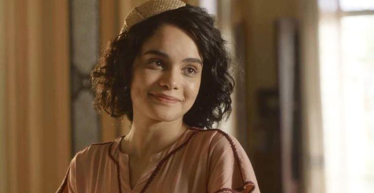 Globo - Inês (Carol Macedo) sorri apaixonada ao falar de Carlos (Danilo Mesquita) em 'Éramos Seis'