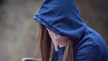 Os adolescentes tentam resolver entre si, porém suicídio é algo que é anunciado e não pode ser encarado como algo fácil de lidar - Banco de Imagem/Getty Images