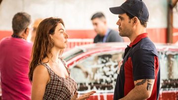 A relação de Magno (Juliano Cazarré) e Betina (Isis Valverde) está cada vez mais conturbada em 'Amor de Mãe' - Globo/ João Cotta