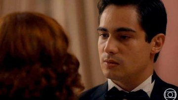 Carlos (Danilo Mesquita) termina namoro durante baile em 'Éramos Seis' - TV Globo