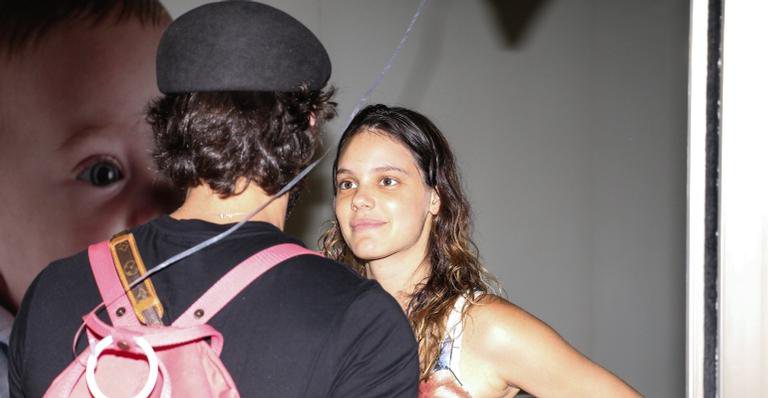 Laura Neiva e Chay Suede deixam maternidade em São Paulo - Lucas Ramos/AgNews