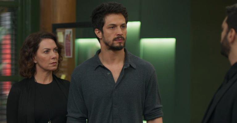 Nana (Fabiula Nascimento) e Marcos (Romulo Estrela) ficam chocados com o que ouvem - TV Globo