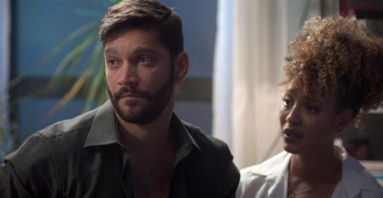 Diogo (Armando Babaioff) e Gisele (Sheron Menezzes) sumirão após um incêndio em 'Bom Sucesso' - TV Globo