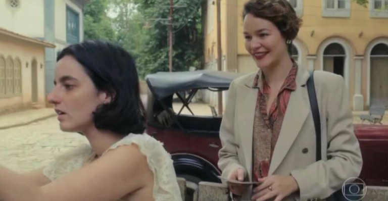 Adelaide (Joana de Verona) tenta se reaproximar da irmã, Justina (Julia Stockler) - TV Globo