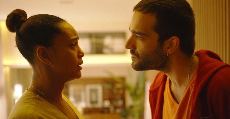 Sandro (Humberto Carrão) não consegue entender como ele foi parar na casa de Kátia (Vera Holtz) - Globo