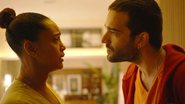 Sandro (Humberto Carrão) não consegue entender como ele foi parar na casa de Kátia (Vera Holtz) - Globo