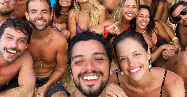 Rodrigo Simas comemora aniversário com os amigos em Fernando de Noronha - Instagram: @gilancellotti