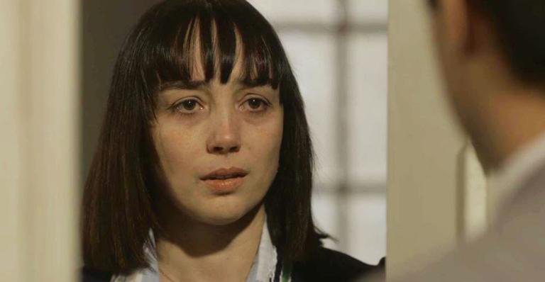 Globo - Clotilde (Simone Spoladore) fica em choque ao reencontrar Almeida (Ricardo Pereira) em 'Éramos Seis'