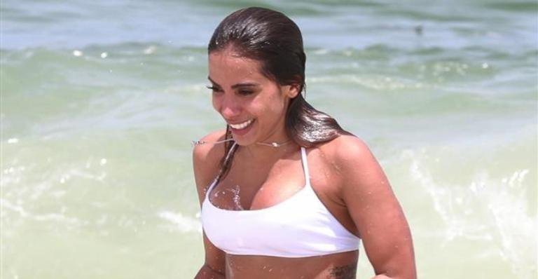 Anitta vai à praia e causa alvoroço - Dilson Silva / AgNews