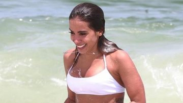 Anitta vai à praia e causa alvoroço - Dilson Silva / AgNews
