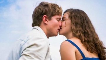 Filipe (Pedro Novaes) e Rita (Alanis Guillen) se beijam, em 'Malhação - Toda Forma de Amar' - Globo
