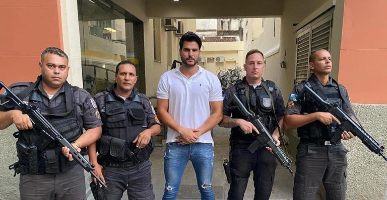 Marcelo Bimbi posou para foto com policiais que o ajudaram - Instagram/Marcelo Bimbi