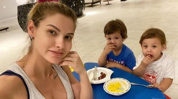 Andressa Suita conta que seus filhos não gostam de talheres - Instagram: @andressasuita
