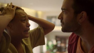 Vitória (Taís Araújo) discute com Sandro (Humberto Carrão) em 'Amor de Mãe' - Globo