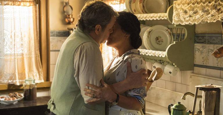 Lola (Gloria Pires) e Afonso (Cássio Gabus Mendes) finalmente se beijam em 'Éramos Seis' - Estevam Avellar/ Globo
