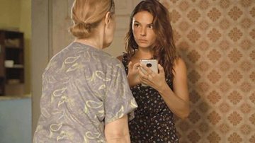 Betina (Isis Valverde) pesquisa a rotina de Verena em 'Amor de Mãe' - Globo