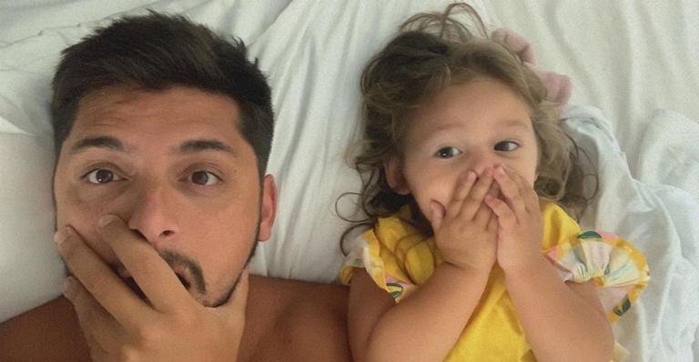Bruno Gissoni surge pintando as unhas da filha em vídeo - Instagram:@yannalavigne