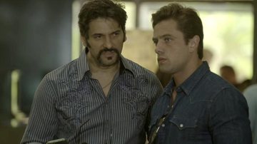 Pancho (Gil Hernandez) e Renzo (Rafael Cardoso) acham Rafael (Bruno Ferrari) em 'Salve-se Quem Puder' - Globo