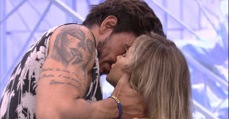Gabi e Guilherme beijam muito - TV Globo