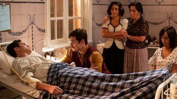 Carlos (Danilo Mesquita) morre nos braços de Alfredo (Nicolas Prattes) em 'Éramos Seis' - Globo