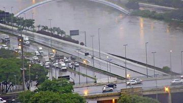 A capital paulista foi atingida por chuvas fortes na madrugada - TV Globo