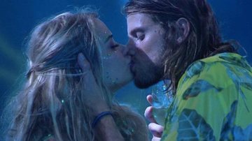 Durante a festa, Marcela e Daniel se beijam - TV Globo
