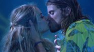 Durante a festa, Marcela e Daniel se beijam - TV Globo