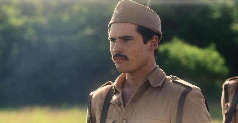 Alfredo (Nicolas Prattes) é enviado para o campo de batalha em 'Éramos Seis' - Globo