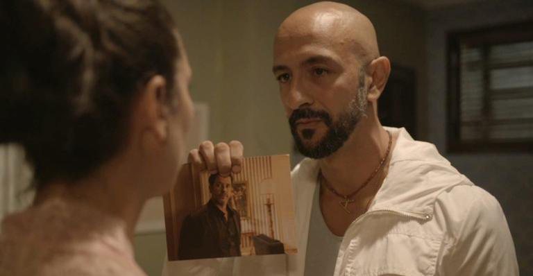 O empresário mostrará a foto de Raul (Murilo Benício) para Penha (Clarissa Pinheiro) - Globo