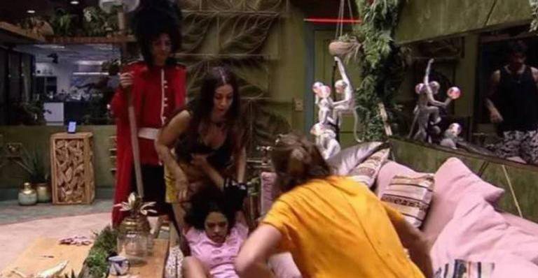 Flayslane fica nua após noite de bebedeira no 'BBB20' - TV Globo
