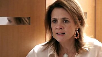 Carminha (Adriana Esteves) flagra Max (Marcello Novaes) e Nina (Débora Falabella) - Globo