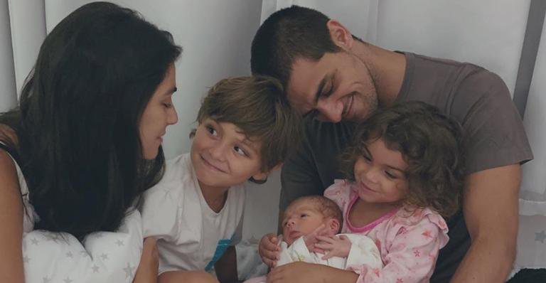 Felipe Simas surge dando banho em filho recém-nascido - Instagram: @uhlmannmariana