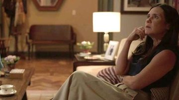 Thelma (Adriana Esteves) fica em choque em 'Amor de Mãe' - Globo