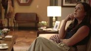 Thelma (Adriana Esteves) fica em choque em 'Amor de Mãe' - Globo