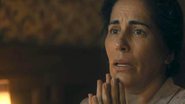 Lola (Gloria Pires) se emociona com o fim da guerra em 'Éramos Seis' - Globo