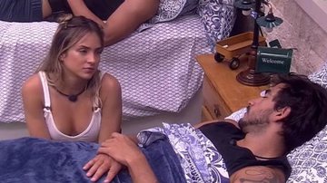 'BBB20': Gabi Martins deposita flor em Guilherme enquanto o rapaz dorme - Reprodução TV Globo