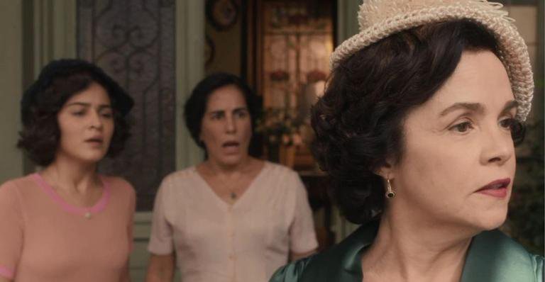 Zulmira (Luciana Braga) faz escândalo na porta da casa de Lola (Gloria Pires) em 'Éramos Seis' - Globo