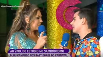 Simony e Dudu Camargo durante o 'Bastidores de Carnaval' - Rede TV!