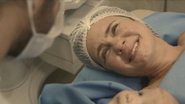 Thelma (Adriana Esteves) dá à luz em 'Amor de Mãe' - Globo