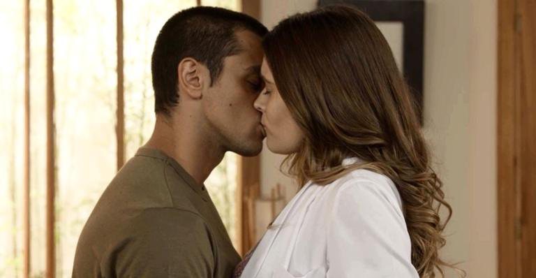 Téo (Felipe Simas) e Luna (Juliana Paiva) se sentem atraídos um pelo outro em 'Salve-se Quem Puder' - Globo