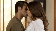 Téo (Felipe Simas) e Luna (Juliana Paiva) se sentem atraídos um pelo outro em 'Salve-se Quem Puder' - Globo